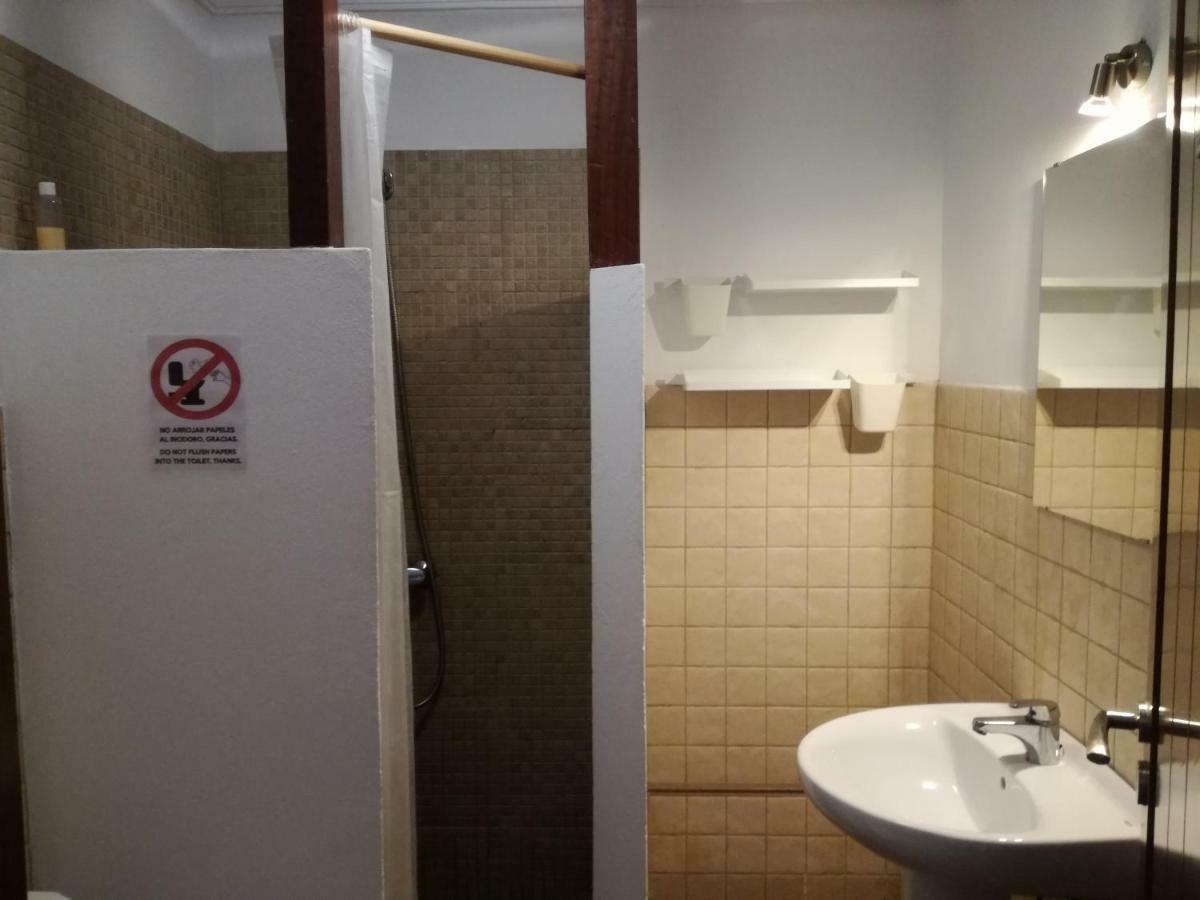 Surfhouse Hostel Famara Caleta De Famara 外观 照片